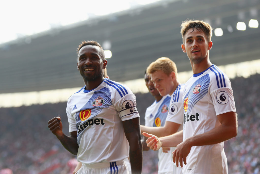 SOUTHAMPTON, ENGLAND - AUGUST 27: Jermain Defoe of Sunderland celebrates scoring his sides first goal with team mates during the Premier League match between Southampton and Sunderland at St Mary's Stadium on August 27, 2016 in Southampton, England. (Photo by Michael Steele/Getty Images)