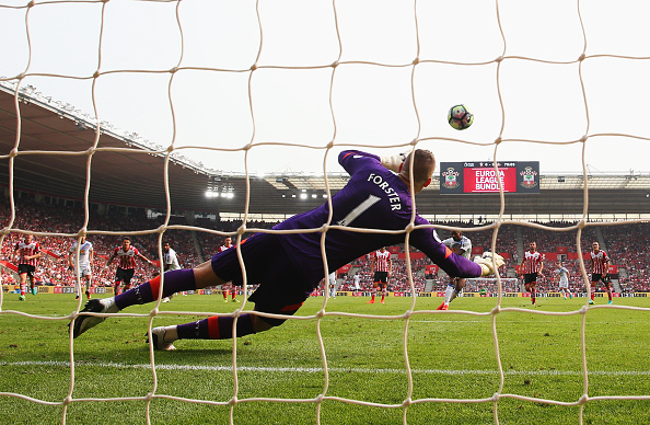 SOUTHAMPTON, ENGLAND - AUGUST 27:  Jermain Defoe of Sunderland scores his sides first goal past Fraser Forster of Southampton during the Premier League match between Southampton and Sunderland at St Mary's Stadium on August 27, 2016 in Southampton, England.  (Photo by Michael Steele/Getty Images)