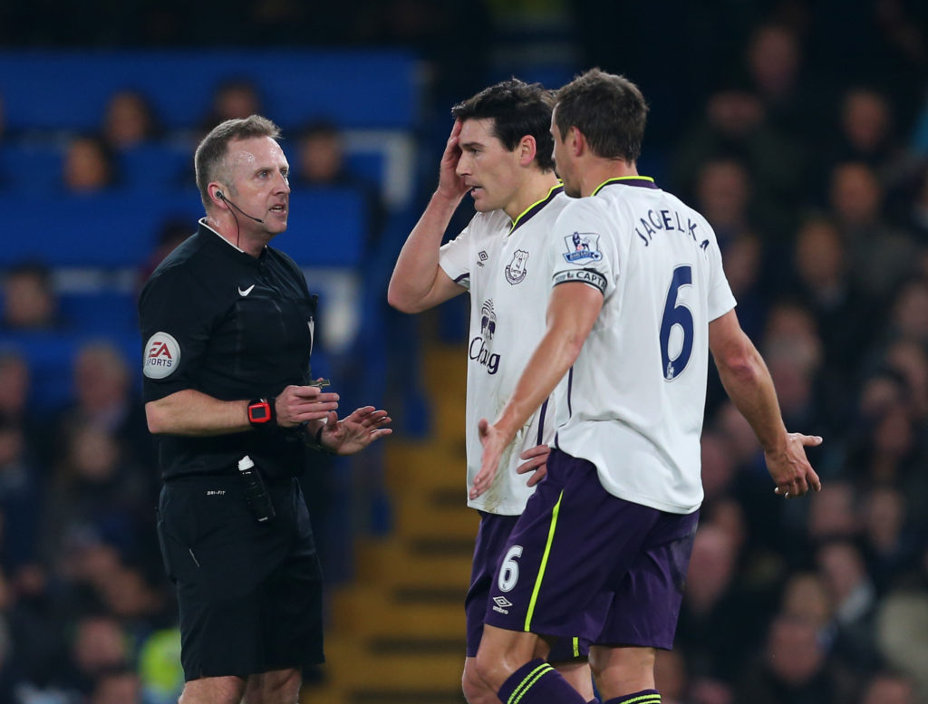 Referee Jonathon Moss talks to Gareth Barry and Phil Jagielka of Everton (Photo by AMA/Corbis via Getty Images)