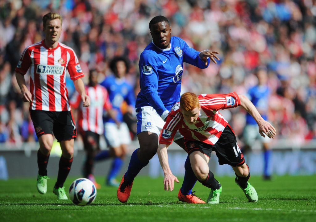 SUNDERLAND, ENGLAND - APRIL 20:  Victor Anichebe of Everton battles with Jack Colback of Sunderland (14) during the Barclays Premier League match between Sunderland and Everton at the Stadium of Light on April 20, 2013 in Sunderland, England.  (Photo by Michael Regan/Getty Images)