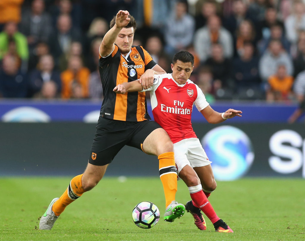 HULL, ENGLAND - SEPTEMBER 17: Harry Maguire of Hull City (L) and Alexis Sanchez of Arsenal (R) battle for possession during the Premier League match between Hull City and Arsenal at KCOM Stadium on September 17, 2016 in Hull, England.  (Photo by Alex Morton/Getty Images)
