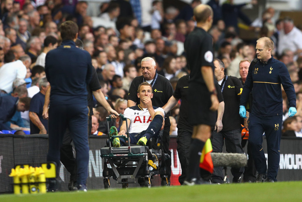 LONDON, ENGLAND - SEPTEMBER 18:  Harry Kane of Tottenham Hotspur is stretched off the pitch and out of the ground by the Tottenham Hotspur medical team during the Premier League match between Tottenham Hotspur and Sunderland at White Hart Lane on September 18, 2016 in London, England.  (Photo by Paul Gilham/Getty Images)