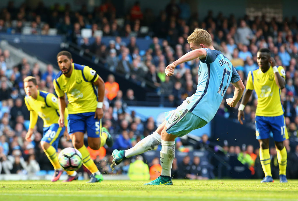 MANCHESTER, ENGLAND - OCTOBER 15: Kevin De Bruyne of Manchester City (R) takes a penalty but it is saved during the Premier League match between Manchester City and Everton at Etihad Stadium on October 15, 2016 in Manchester, England.  (Photo by Alex Livesey/Getty Images)
