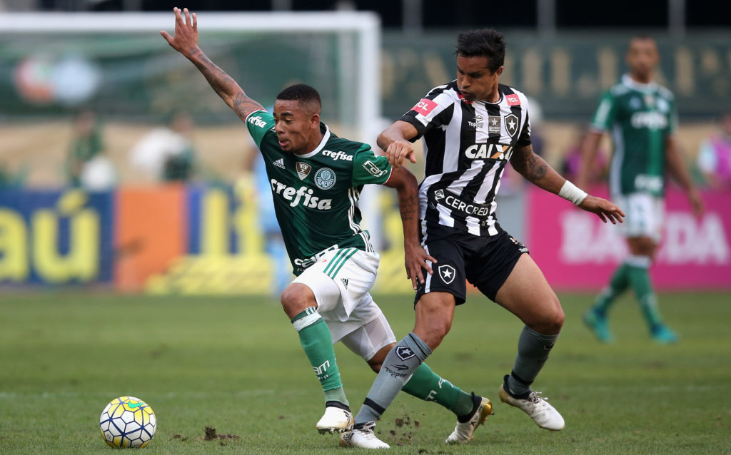 SAO PAULO, BRAZIL - NOVEMBER 20:  Gabriel Jesus of Palmeiras fights for the ball with Dudu Cearense of Botafogo during the match between Palmeiras and Botafogo for the Brazilian Series A 2016 at Allianz Parque on November 20, 2016 in Sao Paulo, Brazil.  (Photo by Friedemann Vogel/Getty Images)