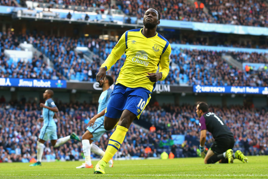 MANCHESTER, ENGLAND - OCTOBER 15: Romelu Lukaku of Everton celebrates scoring his sides first goal during the Premier League match between Manchester City and Everton at Etihad Stadium on October 15, 2016 in Manchester, England. (Photo by Alex Livesey/Getty Images)