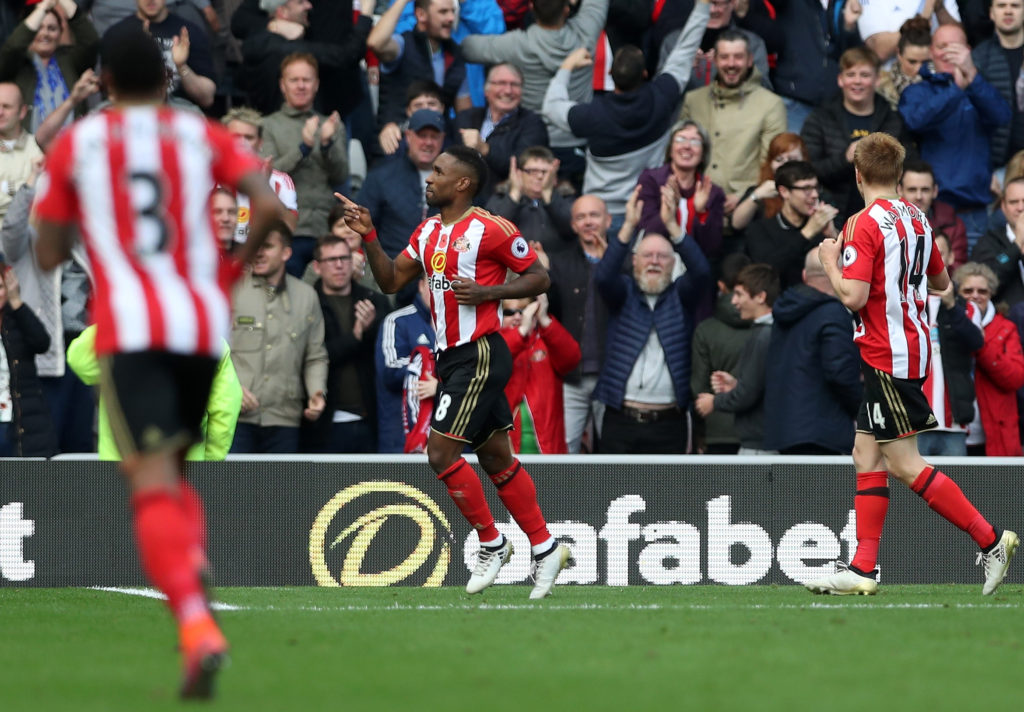 SUNDERLAND, ENGLAND - OCTOBER 29:  Jermain Defoe of Sunderland (C) celebrates scoring his sides first goal during the Premier League match between Sunderland and Arsenal at the Stadium of Light on October 29, 2016 in Sunderland, England.  (Photo by Ian MacNicol/Getty Images)