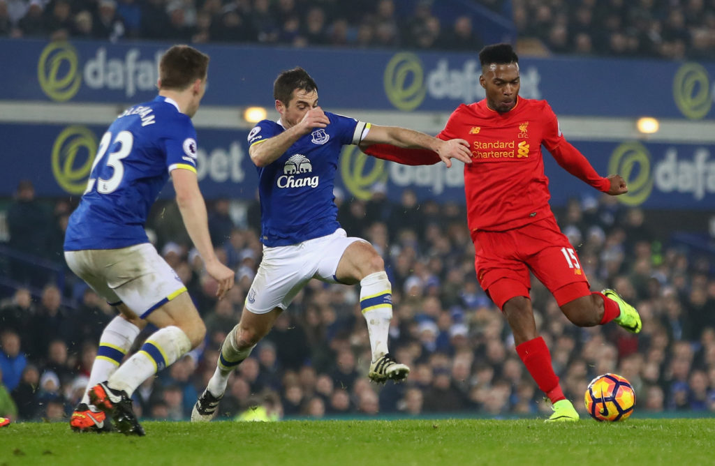 LIVERPOOL, ENGLAND - DECEMBER 19: Daniel Sturridge of Liverpool shoots at goal hitting the post in injury time during the Premier League match between Everton and Liverpool at Goodison Park on December 19, 2016 in Liverpool, England. (Photo by Clive Brunskill/Getty Images)