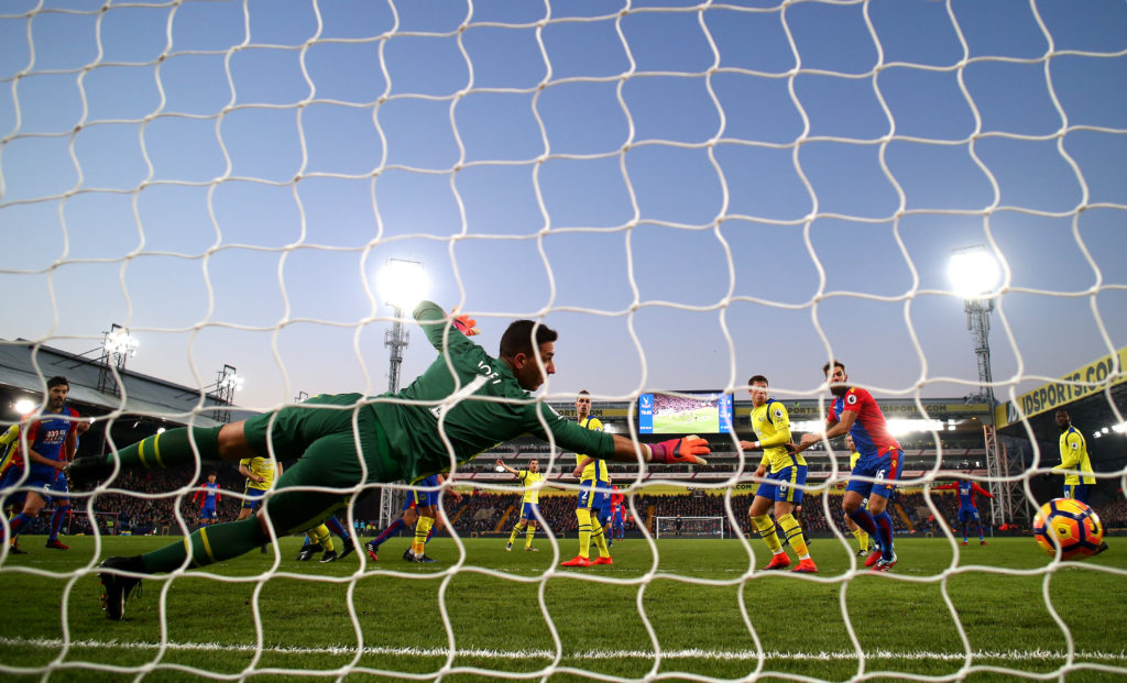 LONDON, ENGLAND - JANUARY 21: Joel Robles of Everton makes a save during the Premier League match between Crystal Palace and Everton at Selhurst Park on January 21, 2017 in London, England.  (Photo by Clive Rose/Getty Images)