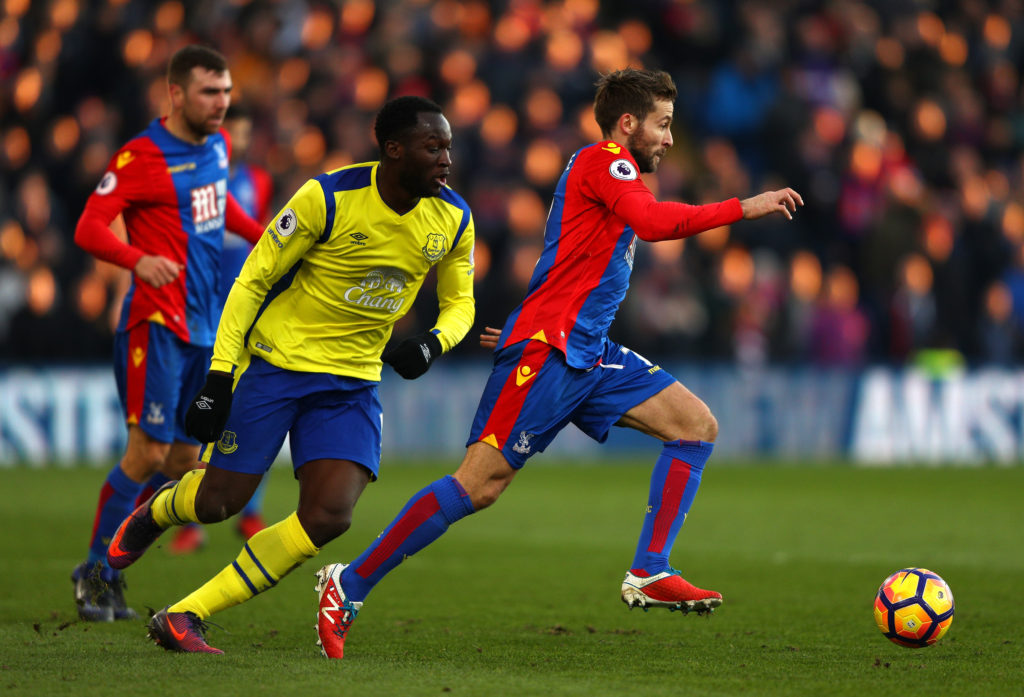 LONDON, ENGLAND - JANUARY 21: Yohan Cabaye of Crystal Palace (R) is put under pressure from Romelu Lukaku of Everton (L) during the Premier League match between Crystal Palace and Everton at Selhurst Park on January 21, 2017 in London, England.  (Photo by Ian Walton/Getty Images)