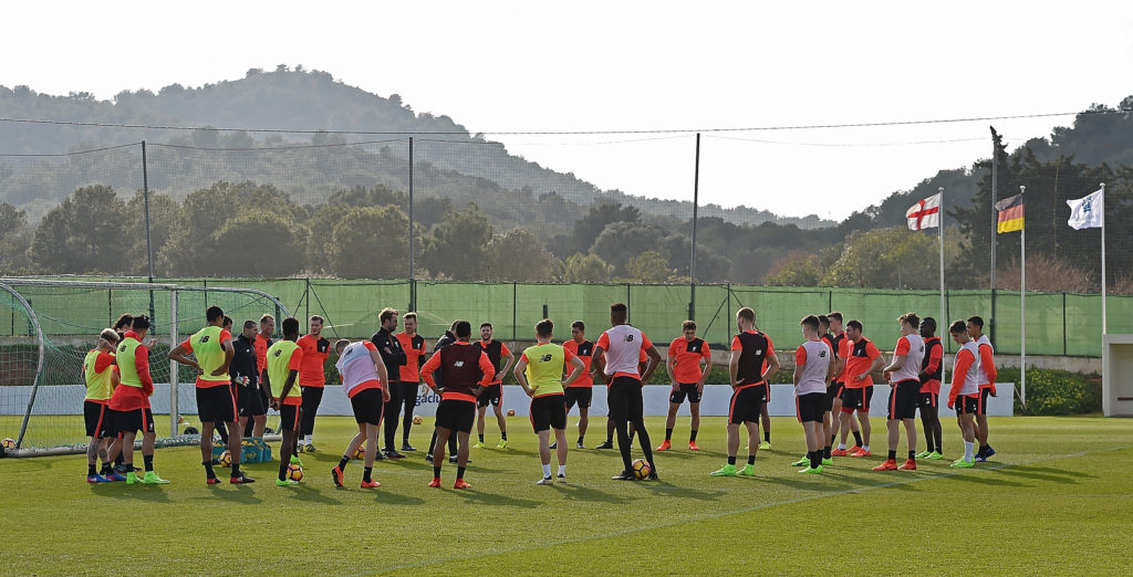 LA MANGA, SPAIN - FEBRUARY 16:  (THE SUN OUT, THE SUN ON SUNDAY OUT) General view of Jurgen Klopp manager of Liverpool talking with his players during a training session at La Manga on February 16, 2017 in La Manga, Spain.  (Photo by Andrew Powell/Liverpool FC via Getty Images)