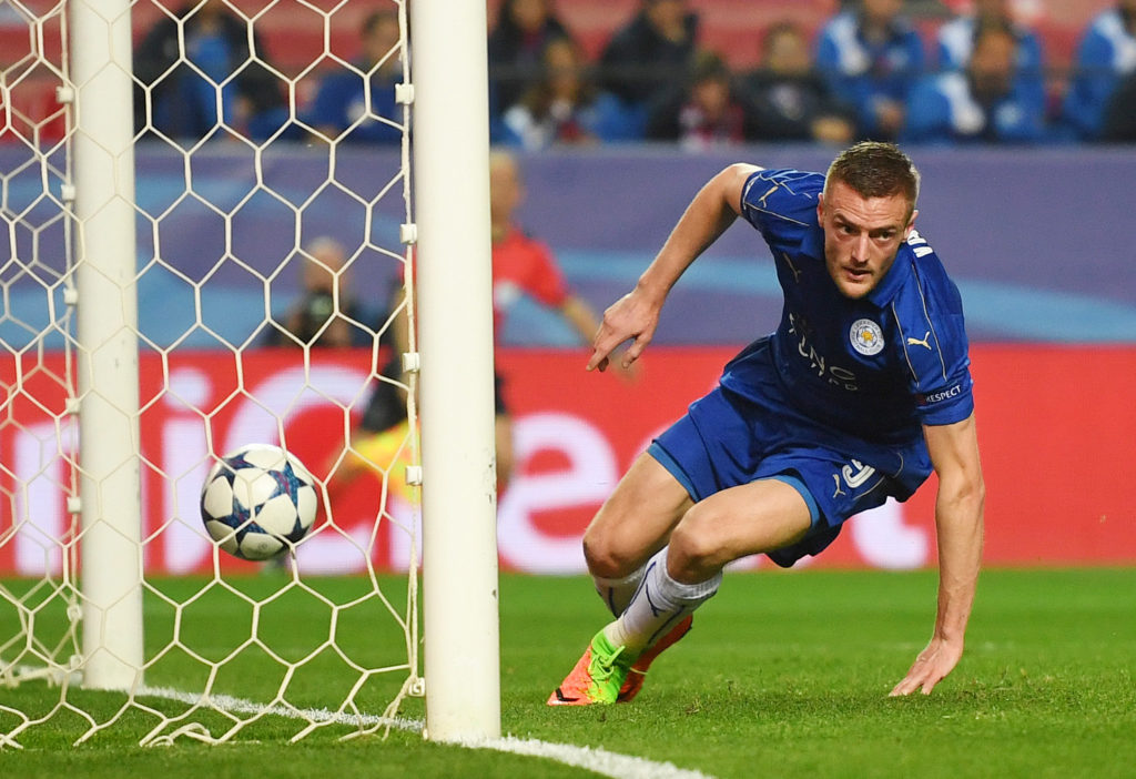 SEVILLE, ENGLAND - FEBRUARY 22: Jamie Vardy of Leicester City celebrates after scoring his side's first goal during the UEFA Champions League Round of 16 first leg match between Sevilla FC and Leicester City at Estadio Ramon Sanchez Pizjuan on February 22, 2017 in Seville, Spain. (Photo by Michael Regan/Getty Images)