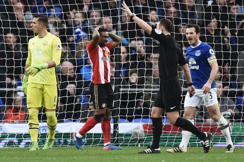 Sunderland's English striker Jermain Defoe (2L) reacts after missing a chance during the English Premier League football match between Everton and Sunderland at Goodison Park in Liverpool, north west England on February 25, 2017. / AFP / Oli SCARFF / RESTRICTED TO EDITORIAL USE. No use with unauthorized audio, video, data, fixture lists, club/league logos or 'live' services. Online in-match use limited to 75 images, no video emulation. No use in betting, games or single club/league/player publications. / (Photo credit should read OLI SCARFF/AFP/Getty Images)