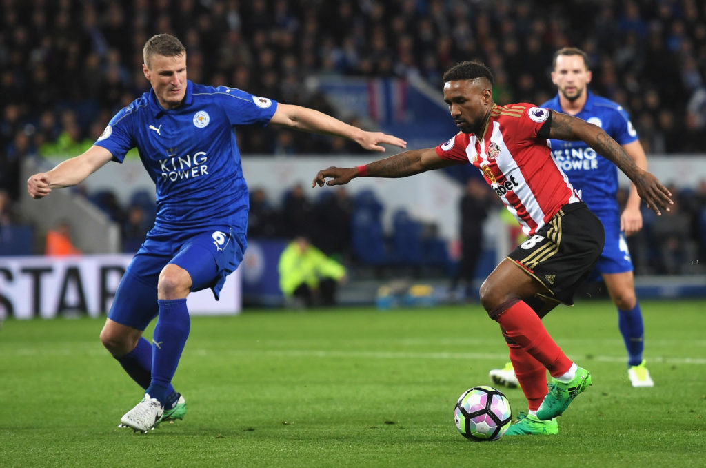 LEICESTER, ENGLAND - APRIL 04: Jermain Defoe of Sunderland (R) attempts to take the ball past Robert Huth of Leicester City (L) during the Premier League match between Leicester City and Sunderland at The King Power Stadium on April 4, 2017 in Leicester, England.  (Photo by Michael Regan/Getty Images)
