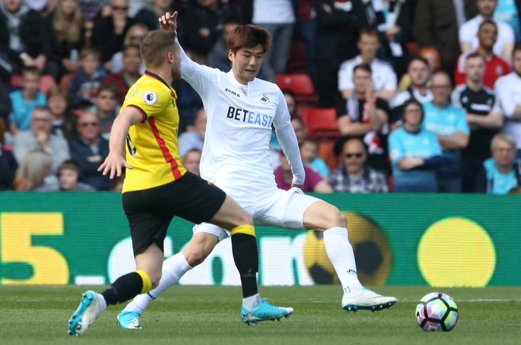 WATFORD, ENGLAND - APRIL 15: Tom Cleverley of Watford is challenged by Ki Sung-yueng of Swansea City during the Premier League match between Watford and Swansea City at Vicarage Road Stadium on April 15, 2017 in Watford, England. (Photo by Athena Pictures/Getty Images)