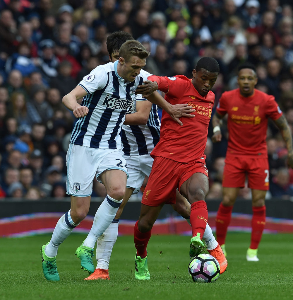 WEST BROMWICH, ENGLAND - APRIL 16:  (THE SUN OUT, THE SUN ON SUNDAY OUT) Georginio Wijnaldum of Liverpool with Darren Fletcher of West BRomwich during the Premier League match between West Bromwich Albion and Liverpool at The Hawthorns on April 16, 2017 in West Bromwich, England.  (Photo by Andrew Powell/Liverpool FC via Getty Images)