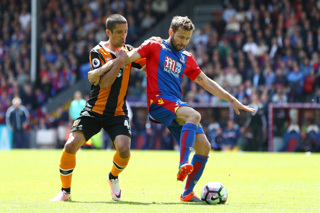 LONDON, ENGLAND - MAY 14: Evandro of Hull City and Yohan Cabaye of Crystal Palace battle for possession during the Premier League match between Crystal Palace and Hull City at Selhurst Park on May 14, 2017 in London, England.  (Photo by Matthew Lewis/Getty Images)