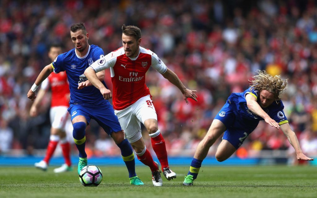 LONDON, ENGLAND - MAY 21:  Aaron Ramsey of Arsenal evades Morgan Schneiderlin and Tom Davies of Everton during the Premier League match between Arsenal and Everton at Emirates Stadium on May 21, 2017 in London, England.  (Photo by Paul Gilham/Getty Images)