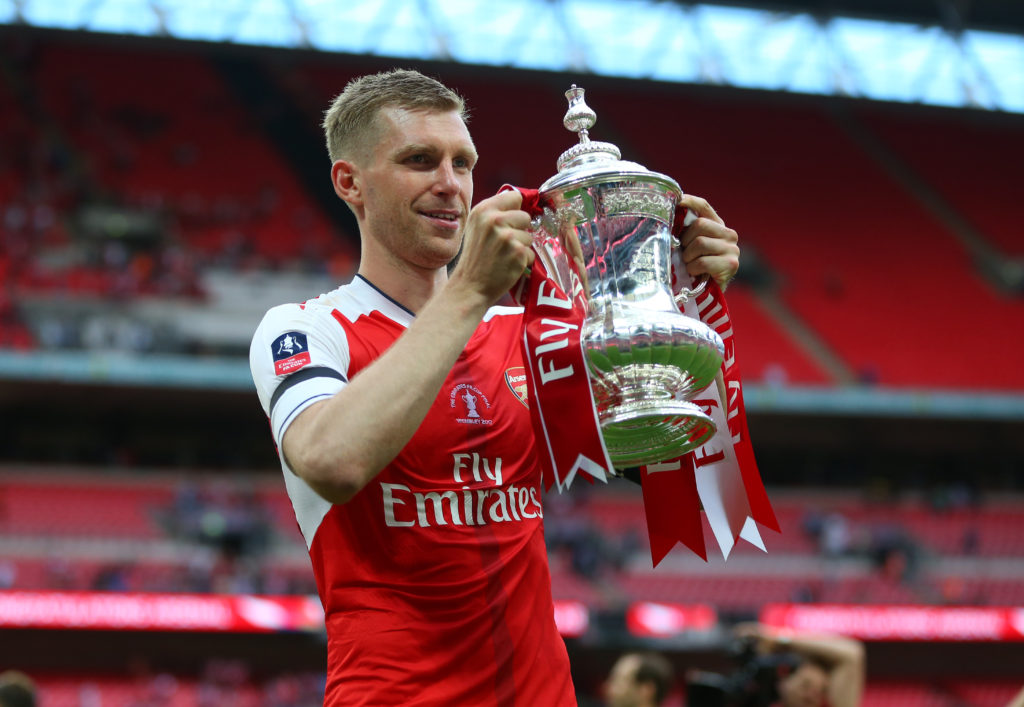 Arsenal boss Wenger hails Mertesacker as a model pro