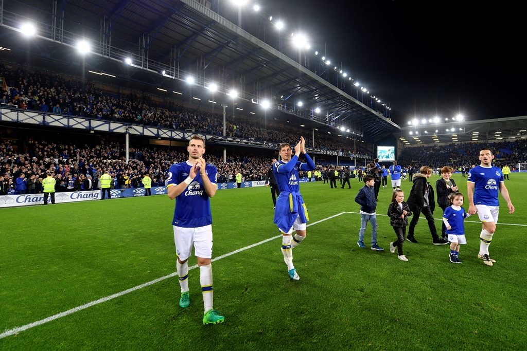 Everton squad all want Barkley to sign new deal, says Schneiderlin