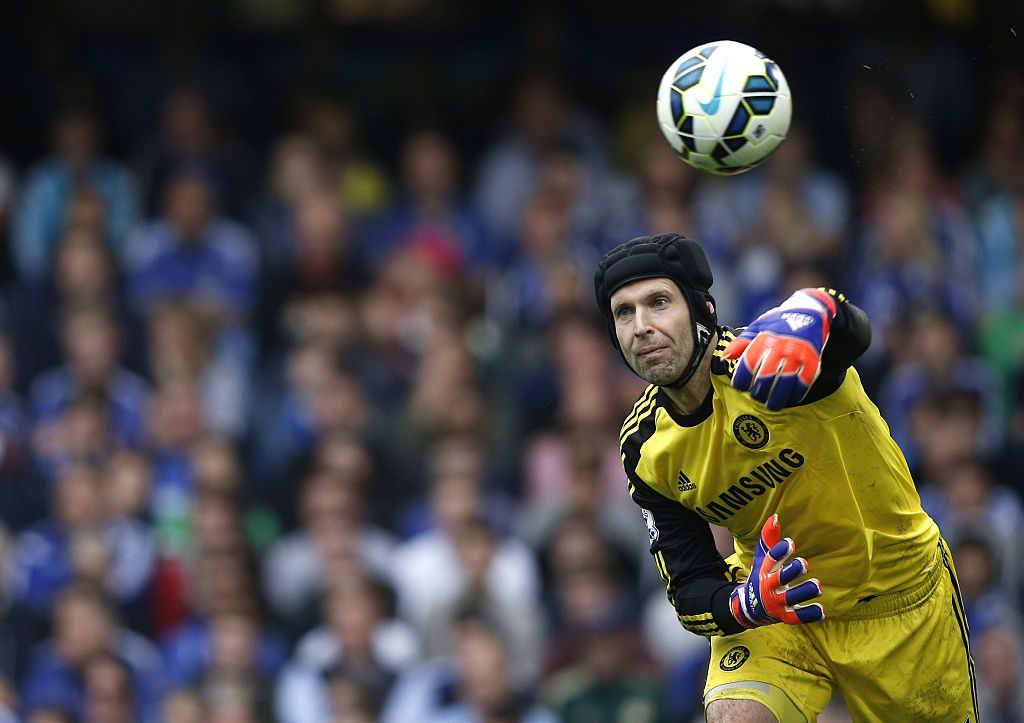 Chelsea's Czech goalkeeper Petr Cech throws the ball during the English Premier League football match between Chelsea and Sunderland at Stamford Bridge in London on May 24, 2015.  AFP PHOTO / ADRIAN DENNIS RESTRICTED TO EDITORIAL USE. NO USE WITH UNAUTHORIZED AUDIO, VIDEO, DATA, FIXTURE LISTS, CLUB/LEAGUE LOGOS OR LIVE SERVICES. ONLINE IN-MATCH USE LIMITED TO 45 IMAGES, NO VIDEO EMULATION. NO USE IN BETTING, GAMES OR SINGLE CLUB/LEAGUE/PLAYER PUBLICATIONS.        (Photo credit should read ADRIAN DENNIS/AFP/Getty Images)