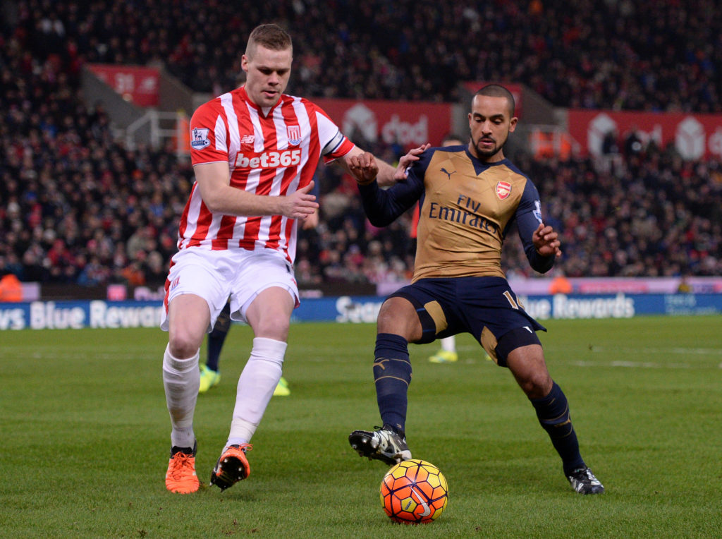 Stoke City's English defender Ryan Shawcross (L) vies with Arsenal's English midfielder Theo Walcott during the English Premier League football match between Stoke City and Arsenal at the Britannia Stadium in Stoke-on-Trent, central England on January 17, 2016. AFP PHOTO / OLI SCARFF RESTRICTED TO EDITORIAL USE. No use with unauthorized audio, video, data, fixture lists, club/league logos or 'live' services. Online in-match use limited to 75 images, no video emulation. No use in betting, games or single club/league/player publications.. / AFP / OLI SCARFF        (Photo credit should read OLI SCARFF/AFP/Getty Images)